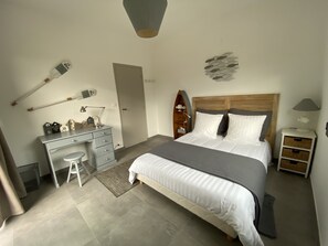 2 soverom, skrivebord, strykejern/-brett og reiseseng for barn