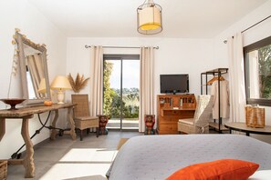 2 Schlafzimmer, Schreibtisch, Bügeleisen/Bügelbrett, Reisekinderbett