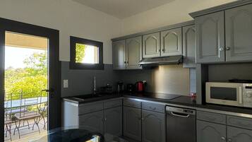 KylskÄp, mikrovÄgsugn, ugn och spishÀll