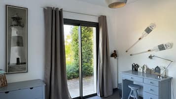 2 Schlafzimmer, Schreibtisch, Bügeleisen/Bügelbrett, Reisekinderbett