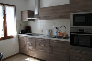 Fridge, microwave, oven, stovetop - Vacation villa in quiet neighborhood near town center (Pernes-Les-Fontaines)