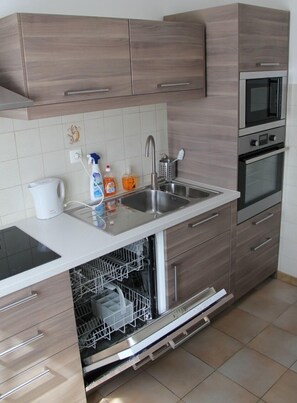 Réfrigérateur, micro-ondes, four, plaque de cuisson