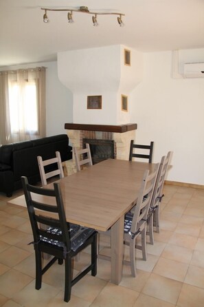 Dining - Vacation villa in quiet neighborhood near town center (Pernes-Les-Fontaines)