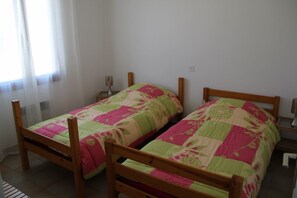 3 chambres, fer et planche à repasser, Wi-Fi, draps fournis