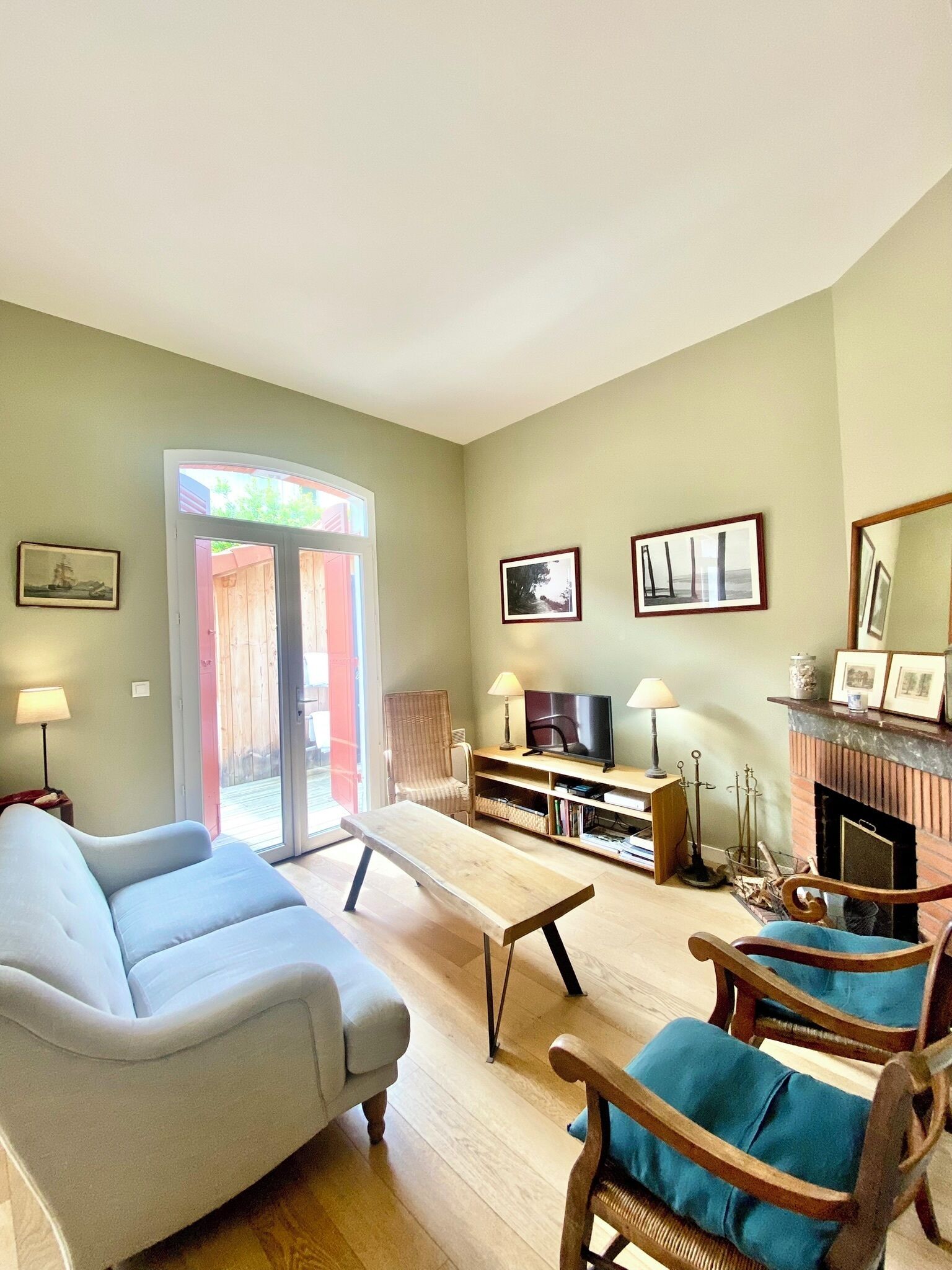 TV, fireplace, stereo