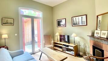 TV, fireplace, stereo