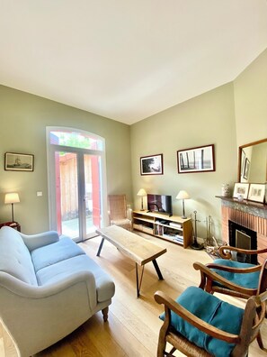 TV, fireplace, stereo