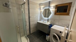 Shower, hair dryer, towels - BEAUTIFUL APART. 80M² well equipped GROUND FLOOR VILLA with pleasant garden (Olmeto)