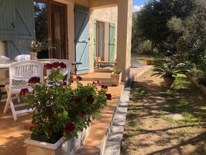 Outdoor dining - BEAUTIFUL APART. 80M² well equipped GROUND FLOOR VILLA with pleasant garden (Olmeto)