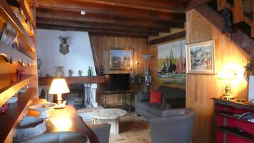 Smart-TV, Kamin, Bücher