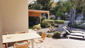 Outdoor dining - New villa Porto-Vecchio close to the beaches. (Porto-Vecchio)