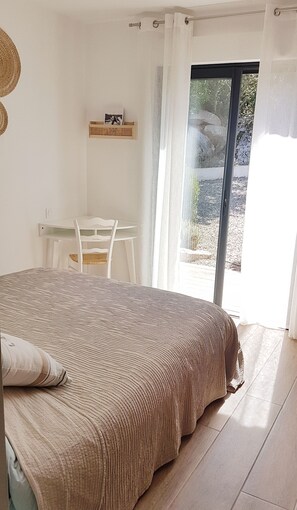 3 bedrooms, iron/ironing board, WiFi, bed sheets