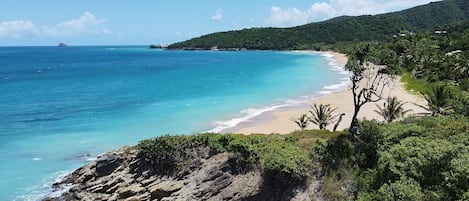 Una spiaggia nelle vicinanze