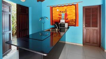 Kühlschrank, Mikrowelle, Herdplatte, Wasserkocher mit Kaffee-/Teezubehör