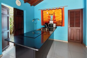 Geladeira, micro-ondas, cooktop, cafeteira/chaleira