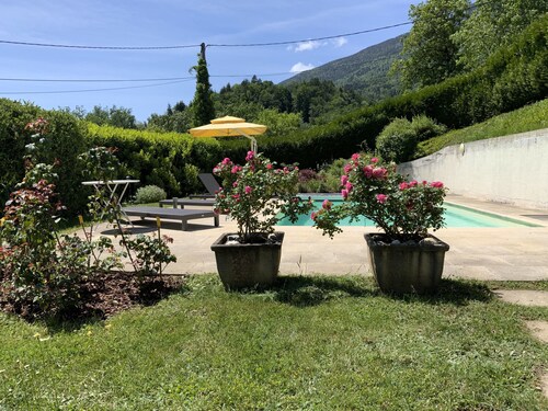 St Jorioz, Prestigious villa near Annecy lake and mountains, pool, superb view