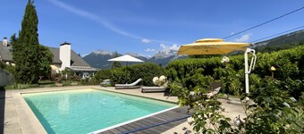 Arvostettu huvila lÀhellÀ Annecy-jÀrveÀ ja vuoria, uima-allas, upea nÀköala