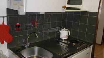 Réfrigérateur, four, plaque de cuisson, cafetiÚre/bouilloire