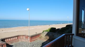 Plage, chaises longues