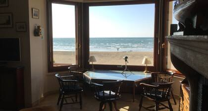 Villa en front de mer, accĂšs direct sur la plage.