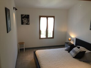 2 bedrooms, iron/ironing board, free WiFi, bed sheets - Holiday house in Provence (Lauris)