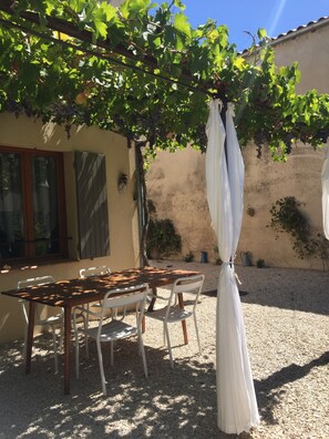 Outdoor dining - Holiday house in Provence (Lauris)