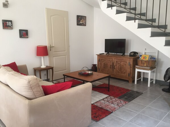 TV - Holiday house in Provence (Lauris)