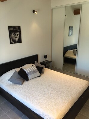 2 عدّة غرف نوم ومكواة/لوح كي وواي فاي مجانًا وملاءات أسرّة