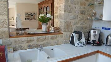 Réfrigérateur, micro-ondes, four, plaque de cuisson