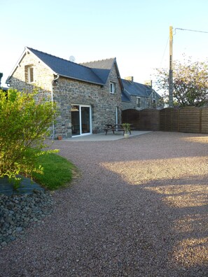 Exterior - comfortable cottage in the calm of Calvados with heated pool (Souleuvre En Bocage)