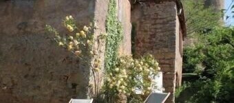 Les Tuiles, at the foot of the château overlooking the Dordogne valley