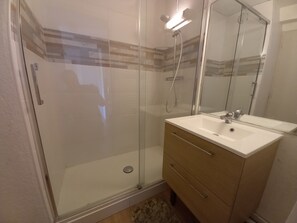 Dusche, Haartrockner, Handtücher