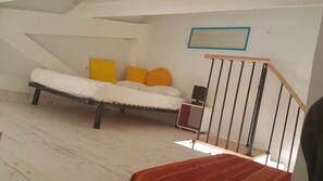 Interior - Very pretty shaded studio 25M2 + mezzanine 100m from the beach quiet location (Agde)