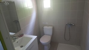 Een douche, een haardroger, handdoeken, zeep
