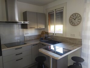 Geladeira, micro-ondas, fogão, cooktop