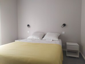 2 quartos, ferros/tábuas de passar roupa, berço de viagem