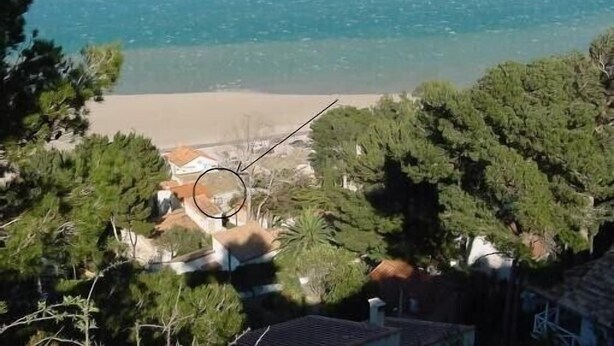A beach view with a clear sky, surrounded by dense greenery and a few buildings. - Appt Leucate- La Franqui.  3 rooms, beach at 50 m, Terrace, free Wifi, (Leucate)