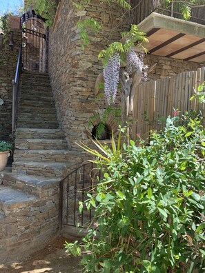Property grounds - Charming stone farmhouse with private access to Bonporteau beach (Cavalaire-Sur-Mer)