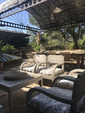 Outdoor dining - Charming stone farmhouse with private access to Bonporteau beach (Cavalaire-Sur-Mer)