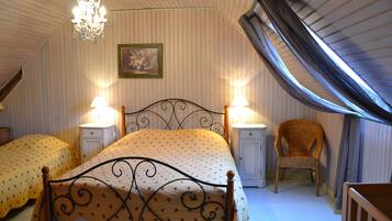 5 habitaciones, tabla de planchar con plancha y cuna de viaje