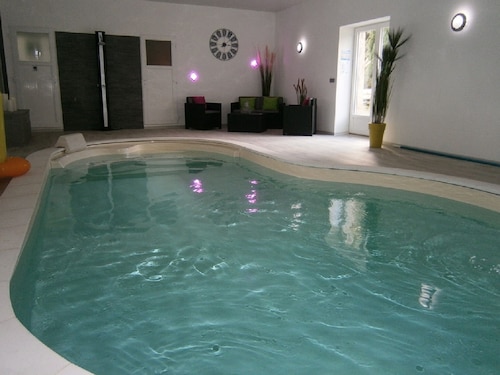 Cottage 8 people with heated indoor pool and fishing pond.