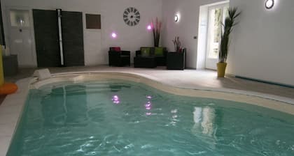 Cottage 8 Personen mit beheiztem Hallenbad und Fischteich.