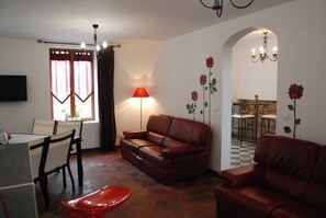 Fernseher, Kamin, Bücher, Stereoanlage
