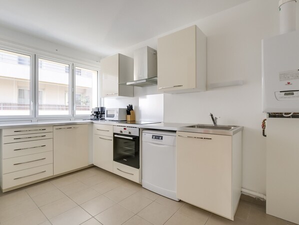 ثلاجة، ميكروويف، فرن، موقد طهي مسطح