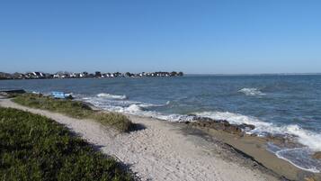 Plage à proximité, chaises longues