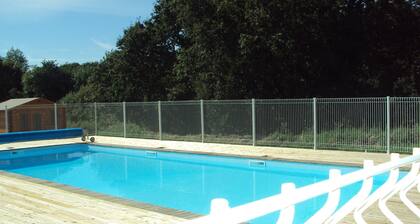 Confortable chalet au calme avec piscine situé prÚs des plages