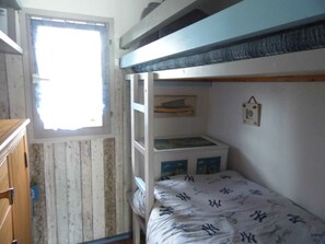 2 chambres, fer et planche à repasser, lit parapluie