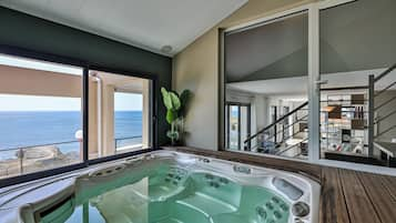 Indoor spa tub