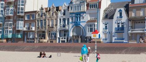 Beach nearby, sun loungers, beach towels