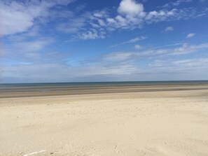 Beach nearby, sun loungers, beach towels